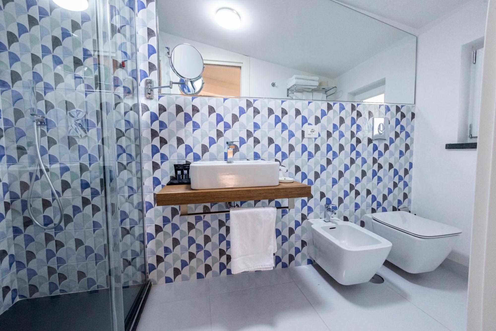 Suite Quadrupla con Balcone e Vista Mare Laterale